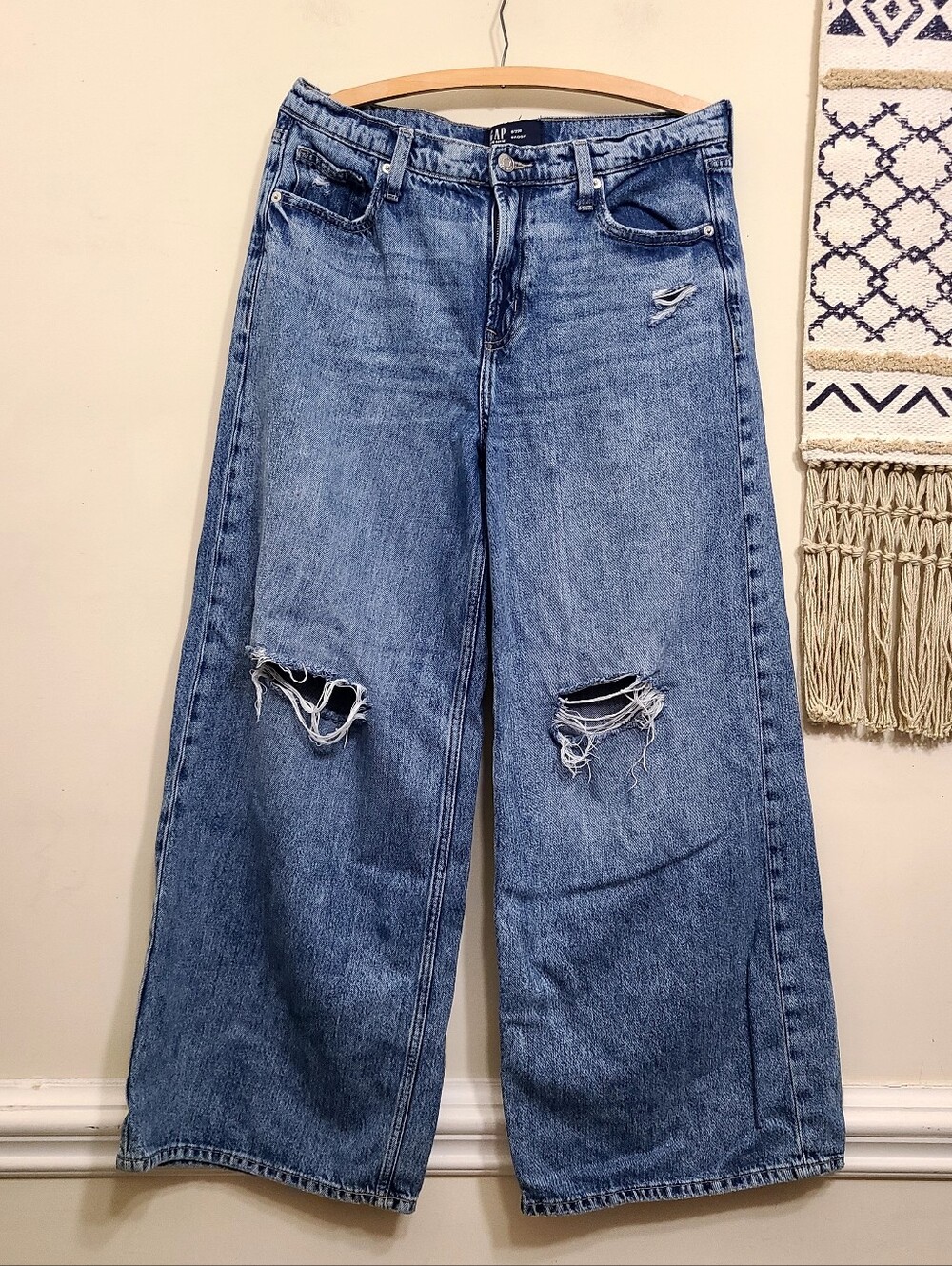 GAP Mid Rise Destructed SuperSoft Baggy Jeans Size 8/29 R - Picture 2 of 3